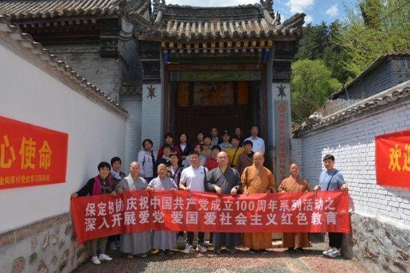 汪峰大女儿穿短裙跳热舞,离开章子怡画风突变,越长越像葛荟婕了